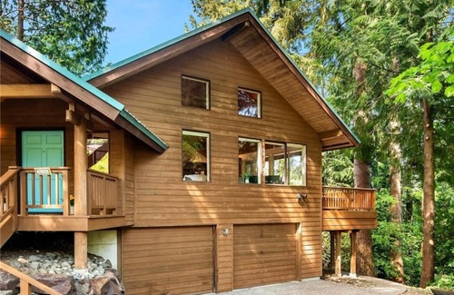 Cedar Heights House | Spacious Cabin Style Home with Hot Tub, Sauna, AC, King Bed, Loft, Free Parking