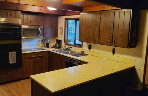Packwood House | Spacious cabin with hot tub, close to Mt. Rainer