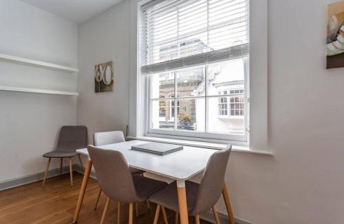 Winchester Apartment | Spacious Central Chic Apartment - Simplycheckin