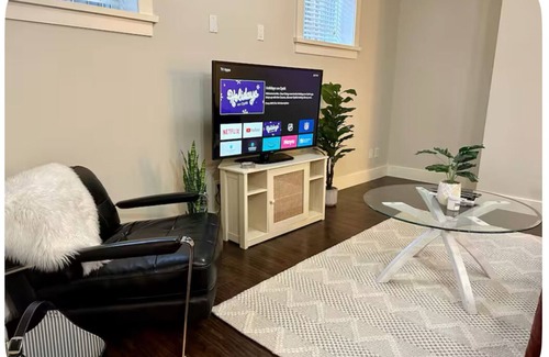 Jubilee Apartment | Spacious & Central One Bedroom Apt in Fernwood - 10 min walk to Royal Jubilee!