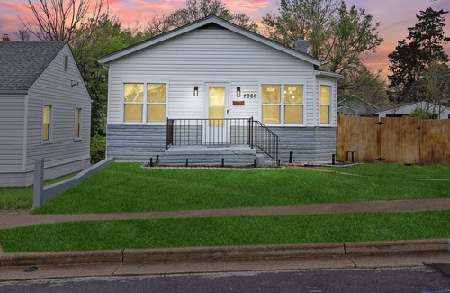 University City House | Spacious & Charming Home, 7 mintes from Forest Park in St. Louis