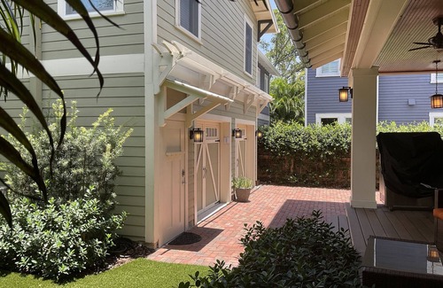 Historic Hyde Park North Cottage | Spacious Charming Hyde Park Cottage - Walk Everywhere!