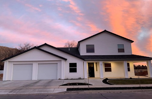 La Verkin House | Spacious, Clean & FUN Retreat Near Zion NP! - Private Pool & Pickleball Court!