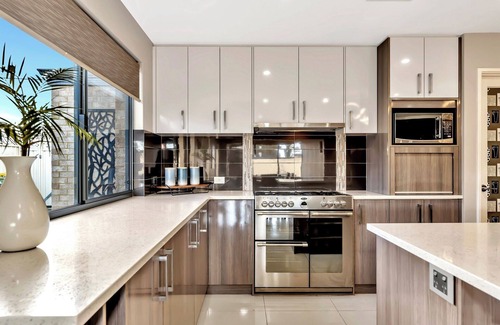 Safety Bay House | Spacious Coastal Getaway - 4BR Home with Pool, Games Room, and More in Safety Bay