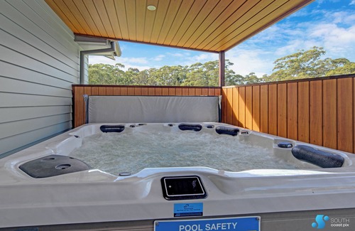 Moruya Heads House | SPACIOUS COASTAL RETREAT an easy walk to river or beach