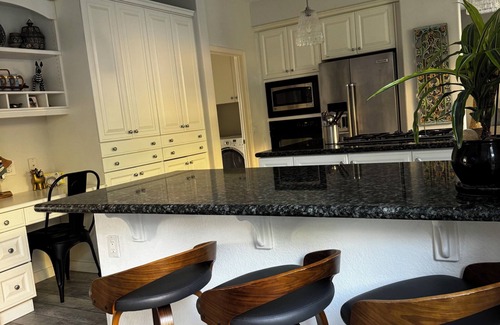 Leucadia House | Spacious Coastal Retreat – Walk to the Beach, Dining & Shopping!
