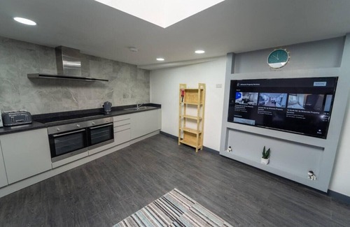 Selly Oak Apartment | Spacious Comfortable Studio Near the University