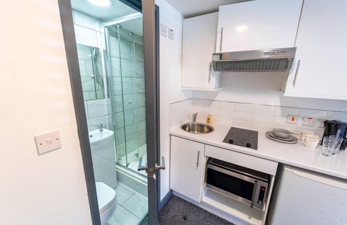 Selly Oak Apartment | Spacious Comfortable Studio Near the University