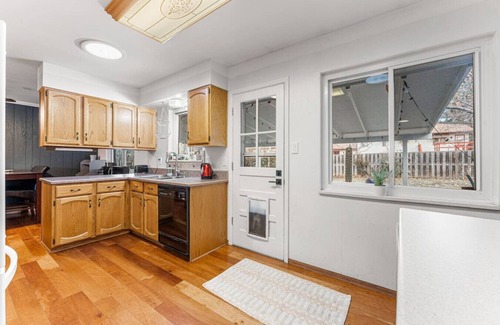 Longmont House | Spacious & Comfy ~ Close to Everything ~ Backyard!