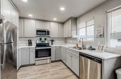 Florence Condo | Spacious condo, close to the river, with WiFi, streaming, washer/dryer