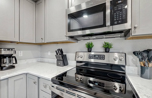 Florence Condo | Spacious condo, close to the river, with WiFi, streaming, washer/dryer