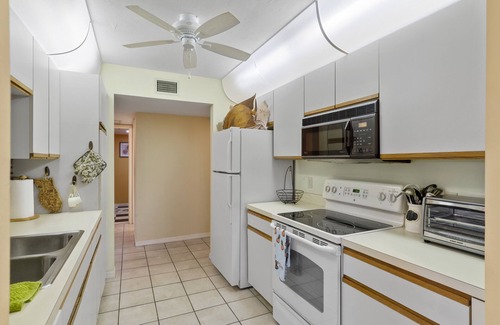 Kings Lake Condo | Spacious Condo minutes drive to Fifth Avenue South & Beaches