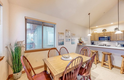 Willow Grove Condo | Spacious Condo on Blue River w/Shared Hot Tub, Water-View Balcony - Near Skiing
