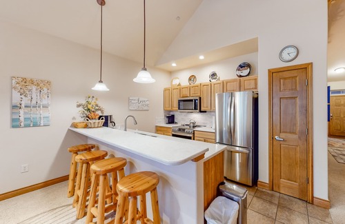 Willow Grove Condo | Spacious Condo on Blue River w/Shared Hot Tub, Water-View Balcony - Near Skiing