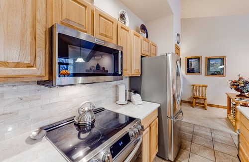 Willow Grove Condo | Spacious Condo on Blue River w/Shared Hot Tub, Water-View Balcony - Near Skiing