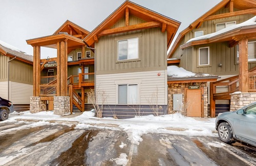 Willow Grove Condo | Spacious Condo on Blue River w/Shared Hot Tub, Water-View Balcony - Near Skiing