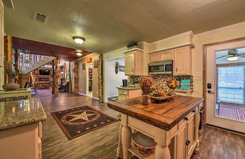 Conroe House | Spacious Conroe Home w/Foosball & Pool Table!