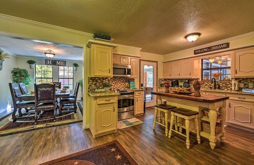 Conroe House | Spacious Conroe Home w/Foosball & Pool Table!