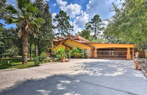 Conroe House | Spacious Conroe Home w/Foosball & Pool Table!