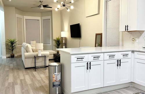 East Garfield Park Apartment | Spacious Contemporary 3bd/2ba Duplex Down in Chicago 8 Mins from Downtown 1F