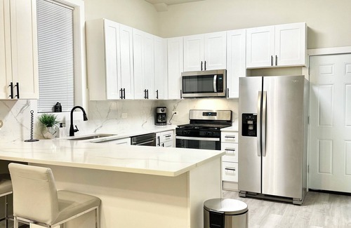 East Garfield Park Apartment | Spacious Contemporary 3bd/2ba Duplex Down in Chicago 8 Mins from Downtown 1F
