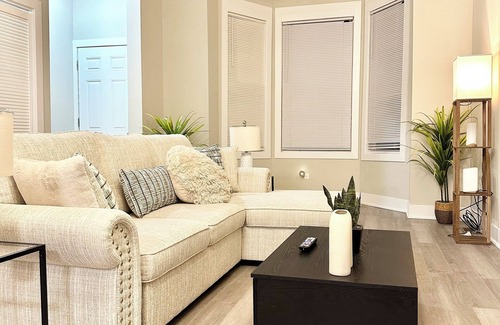 East Garfield Park Apartment | Spacious Contemporary 3bd/2ba Duplex Down in Chicago 8 Mins from Downtown 1F