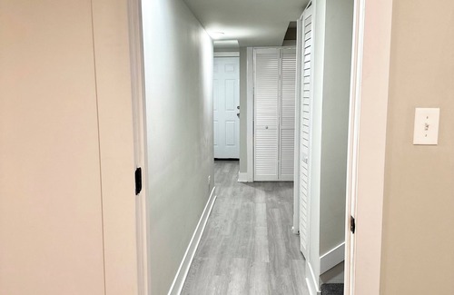 East Garfield Park Apartment | Spacious Contemporary 3bd/2ba Duplex Down in Chicago 8 Mins from Downtown 1F