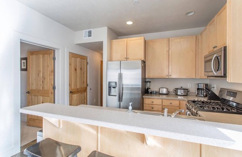 Kimball Junction Condo | Spacious Corner Unit Near Skiing, 2 BR+Loft, 2.5 BA, Top Floor, Sleeps 8