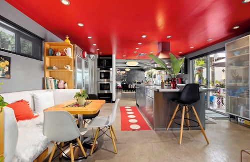 Hollywood Hills House | Spacious, cosy 4-bedroom house w/stunning views in LA- WiFi, pool, 6 TV's
