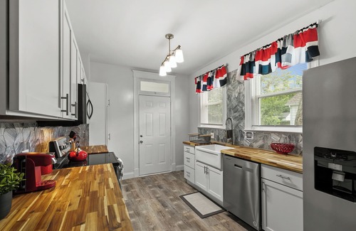 St. Louis House | Spacious Cottage near Airport, Hospitals, & HWYs