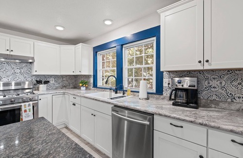 Columbia House | Spacious & Cozy near Downtown ~ HotTub ~ Game Roomn