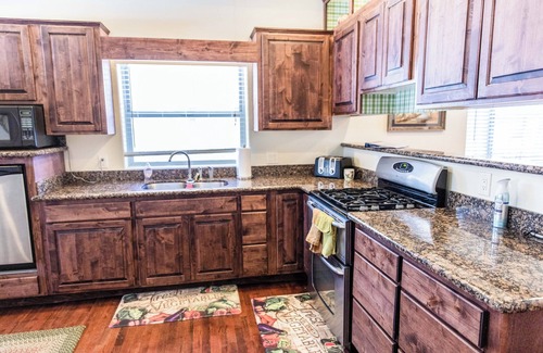 Pinetop Cottage | Spacious & Cozy Cabin – Minutes from Trails, Lakes & Family Fun!