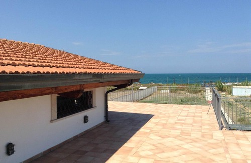Margherita di Savoia Villa | spacious detached villa with private access to the sea