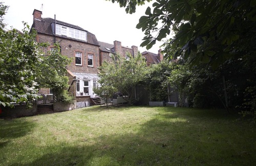 St. Leonard's House | Spacious Detached London Family Home (sleeps 10-11)