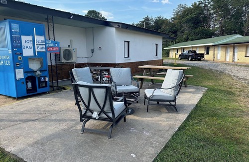 Isabella Apartment | Spacious double sized motel room next door to Bar & Grill