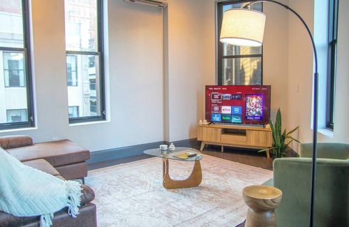 Downtown Pittsburgh Apartment | Spacious Downtown 2BR City Views