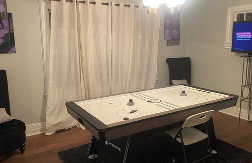 Shawnee House | Spacious Downtown Home min away from Golf Course Edit