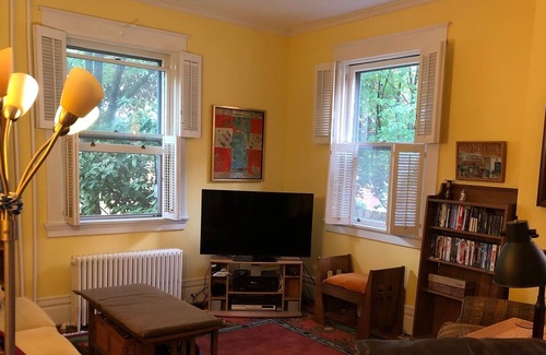 Bell Court House | Spacious, downtown retreat overlooking historic Bell Place park