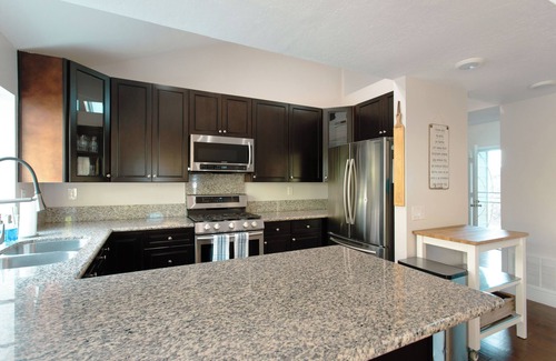 San Marcos House | Spacious Dual Master, 4 Bedroom home near beaches, legoland, golf, lake
