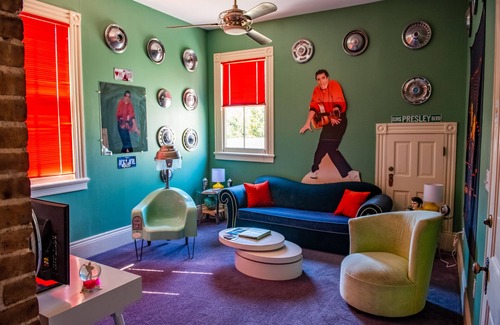 Bywater Bed & Breakfast | Spacious Elvis Suite at The Lookout Inn in the colorful Bywater neighborhood!n