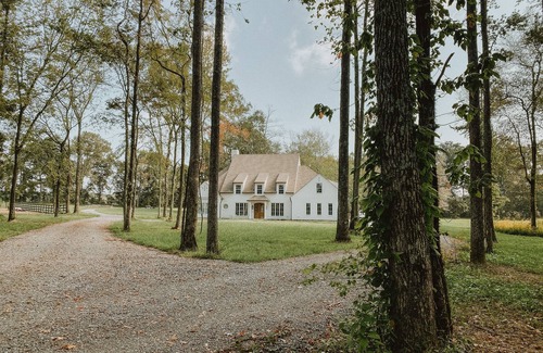 Lebanon House | Spacious English Cottage Nestled in the Nashville Woods