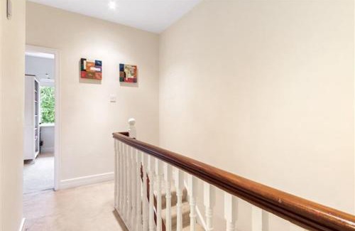 Malahide House | Spacious ensuite room with free parking