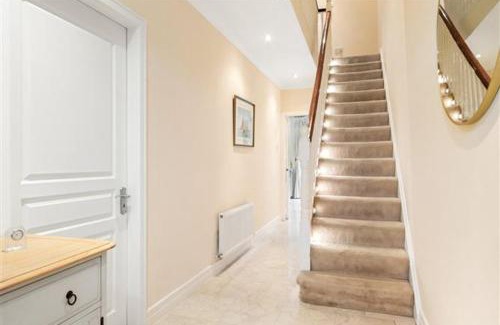 Malahide House | Spacious ensuite room with free parking