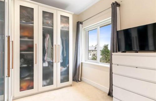 Malahide House | Spacious ensuite room with free parking