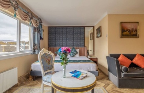 Fort William Hotel | Spacious Escape with Mountain Views & Easy Access to Outdoor Fun