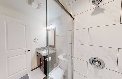 De Pere Apartment | Spacious Executive Serviced Apartment