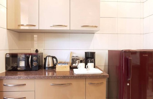 Sushant Lok Apartment | Spacious executive suite with bathtub balcony