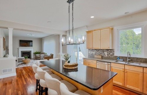 Colchester House | Spacious Family Friendly Royal Residence