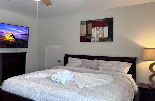 Barker House | Spacious Family Fun in Houston