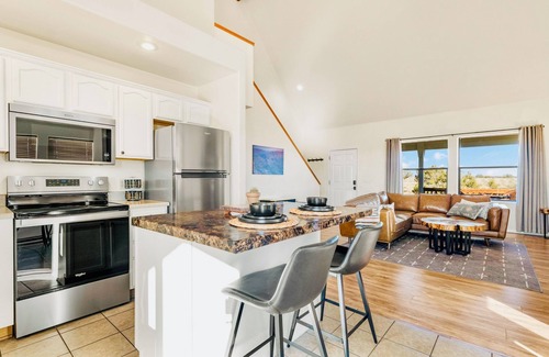 Valle House | Spacious Family Getaway 30 Mins to Grand Canyon- Full Kitchen, A/C, Arcade, W/D